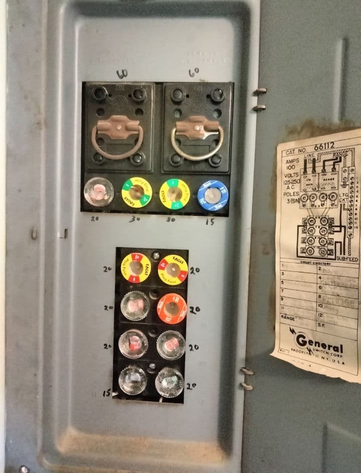 Featured post - What’s the Difference Between a Fuse Box and a Circuit Breaker Panel? ⚡